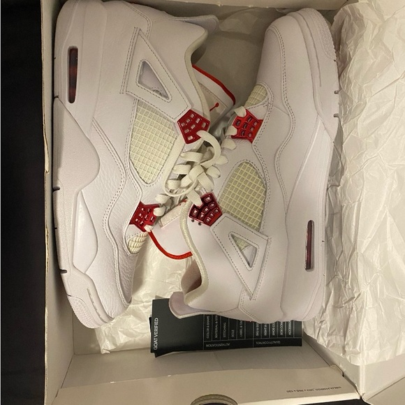 Jordan 4 metallic red